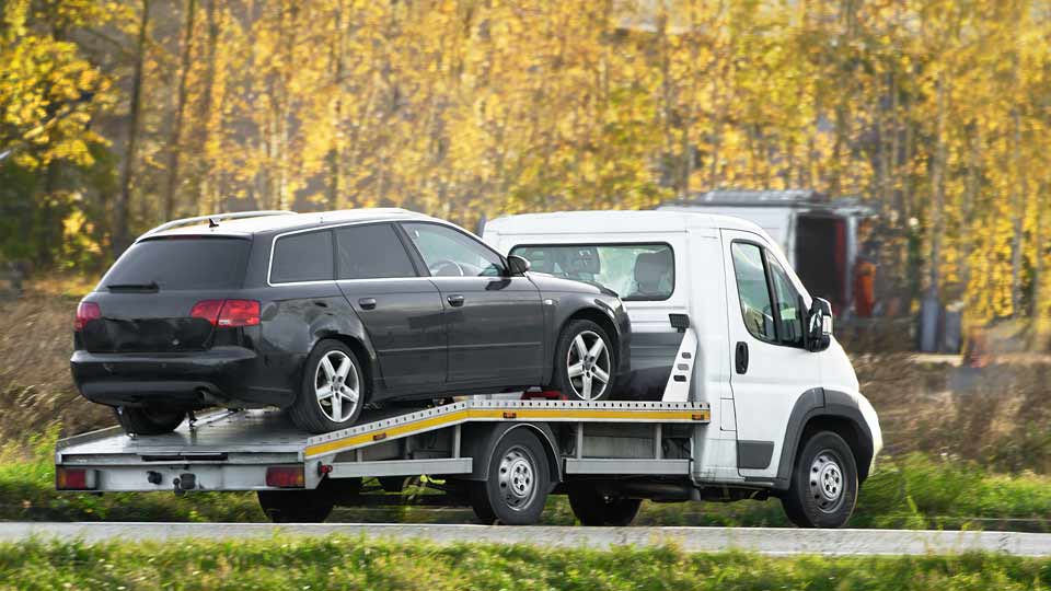 Ein Auto wird auf einem Abschleppwagen verladen und kostenlos bei Autoankauf Herrenberg abgeholt 